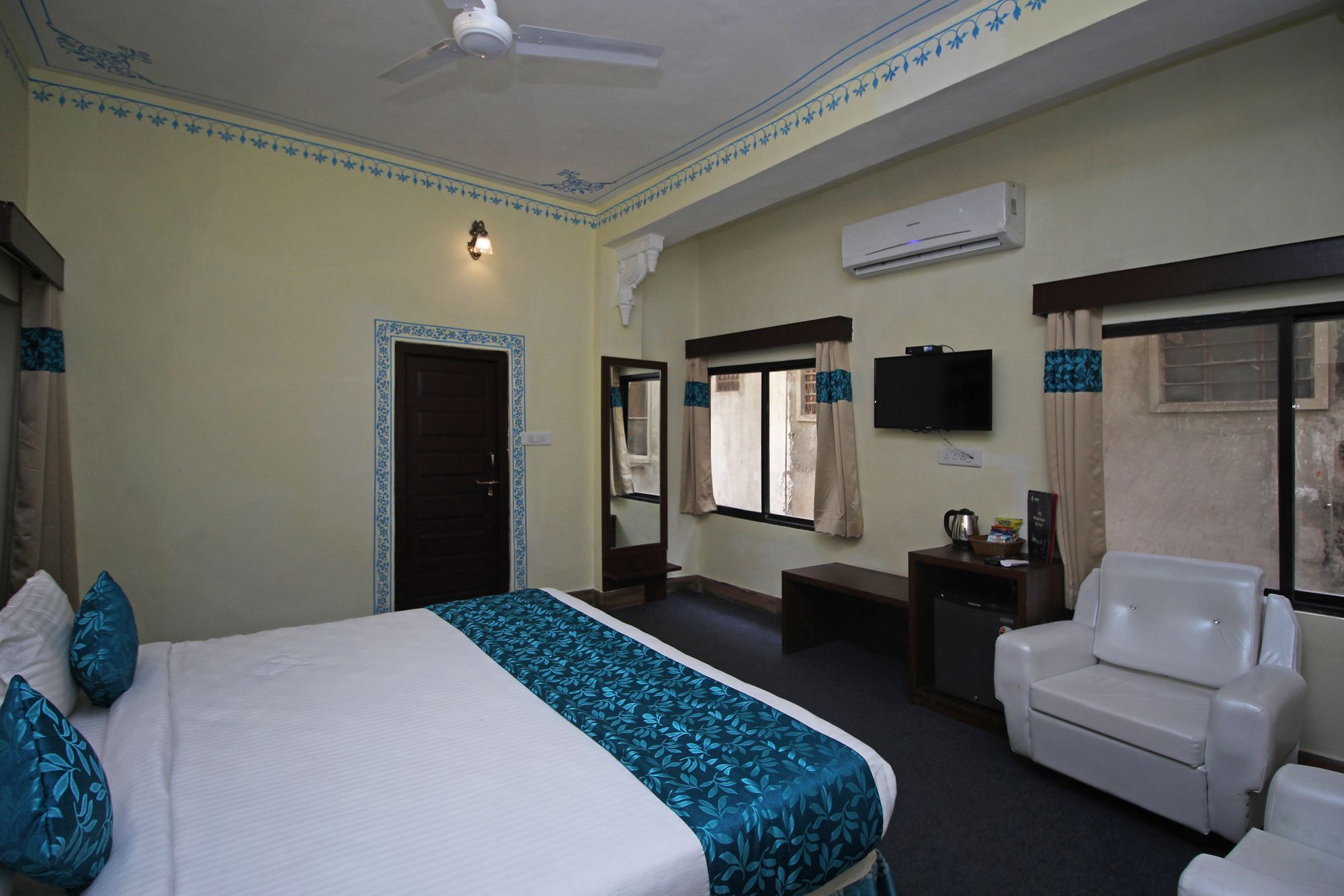 Oyo 9161 Hotel Janak Vilas อุเดเปอร์ ภายนอก รูปภาพ